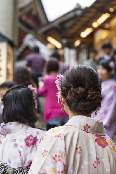Японские женщины носят традиционное платье под названием Кимоно для Сакуры. — стоковое фото