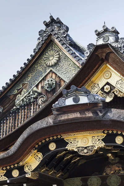 Telhado do Palácio Ninomaru no Castelo de Kyoto Nijo em Kyoto, Japão . — Fotografia de Stock