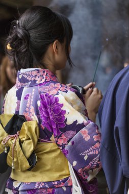 Japon kadınları Sakura için Kimono denilen geleneksel bir elbise giymek
