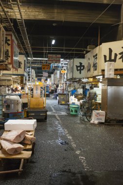 Tokyo - 11 Mayıs: Alışveriş ziyaret Tsukiji Balık pazarı 20 Mayıs 11,