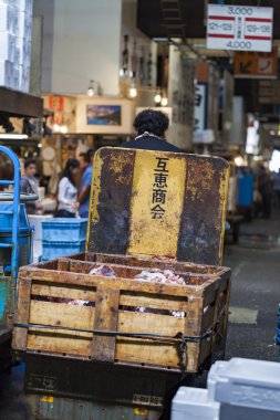 Tokyo - 11 Mayıs: Alışveriş ziyaret Tsukiji Balık pazarı 20 Mayıs 11,