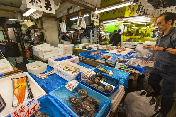 ТОКИО - 11 мая: Рыбный рынок Цукидзи посетили покупатели 11 мая — стоковое фото