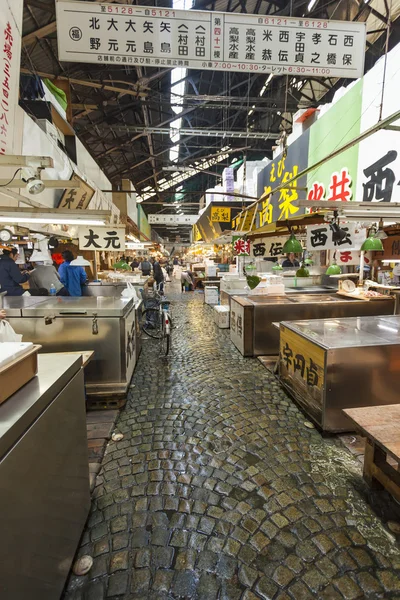 TOKYO - 11 MAGGIO: Gli acquirenti visitano il mercato del pesce Tsukiji l '11, 20 maggio — Foto Stock