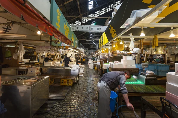 TOKIO - 11 DE MAYO: Los compradores visitan el mercado de pescado de Tsukiji el 11, 20 de mayo —  Fotos de Stock