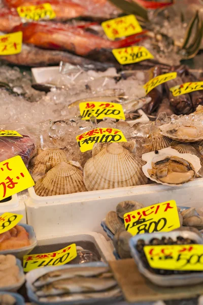 Venta de mariscos crudos en el mercado en Japón —  Fotos de Stock