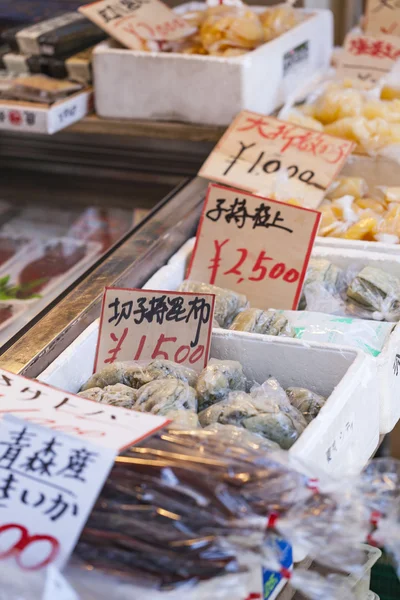 Produtos do mar crus vendidos no mercado no Japão — Fotografia de Stock