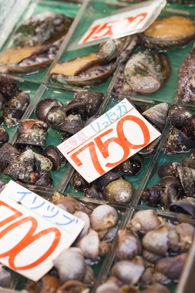 Rauwe schaal-en schelpdieren verkopen op de markt in Japan — Stockfoto