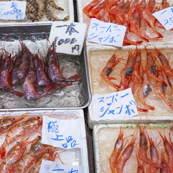 Rauwe schaal-en schelpdieren verkopen op de markt in Japan — Stockfoto