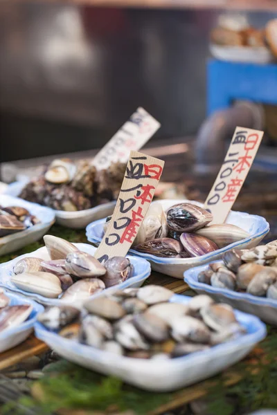 Venta de mariscos crudos en el mercado en Japón —  Fotos de Stock