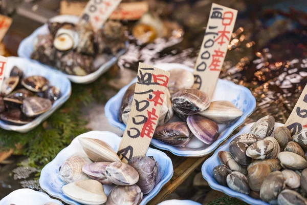 生の魚介類の日本市場での販売 — ストック写真