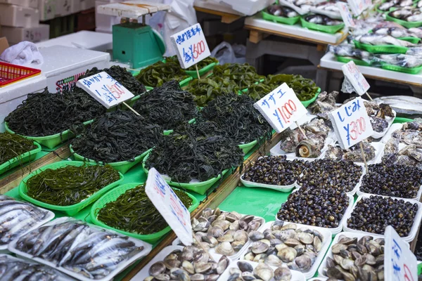 Rauwe schaal-en schelpdieren verkopen op de markt in Japan — Stockfoto