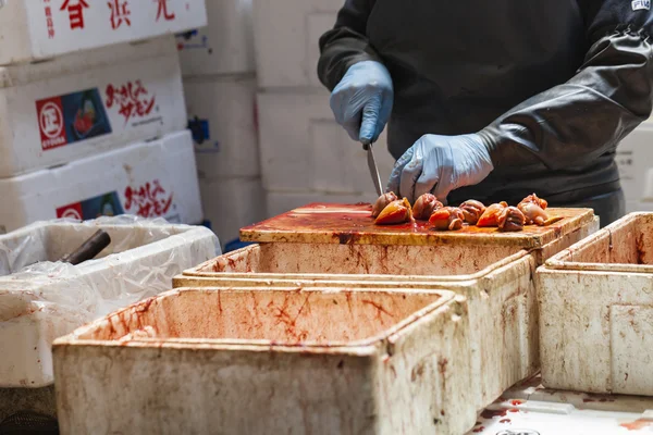 Τόκιο - 11 Μαΐου: Αγοραστές επίσκεψη ψαραγορά Tsukiji στις 11 Μαΐου, 20 — Φωτογραφία Αρχείου