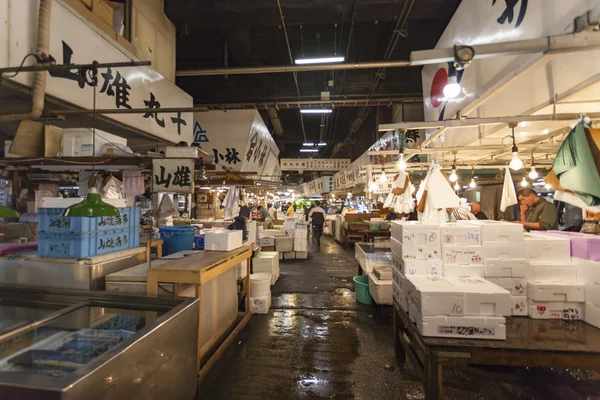 TOKYO - 11 MAGGIO: Gli acquirenti visitano il mercato del pesce Tsukiji l '11, 20 maggio — Foto Stock