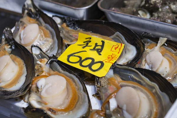 Produtos do mar crus vendidos no mercado no Japão — Fotografia de Stock