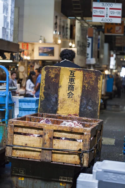 TOKYO - MAY 11: Shoppers visit Tsukiji Fish Market on May 11, 20 — Stock Photo, Image