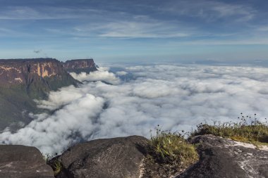 Roraima tepui Kukenan tepui üzerinde gelen sis - Venez göster