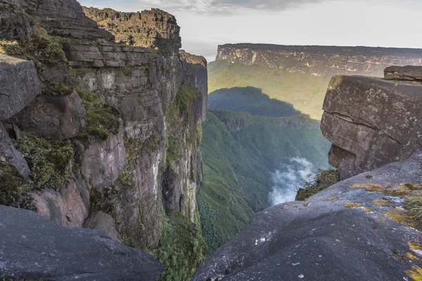 Blick vom roraima tepui auf kukenan tepui im Nebel - venez — Stockfoto