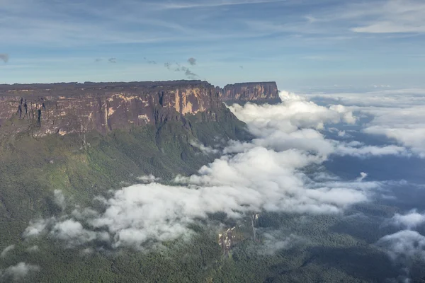Vista desde el Roraima tepui sobre el Kukenan tepui en la niebla - Venez — Foto de Stock