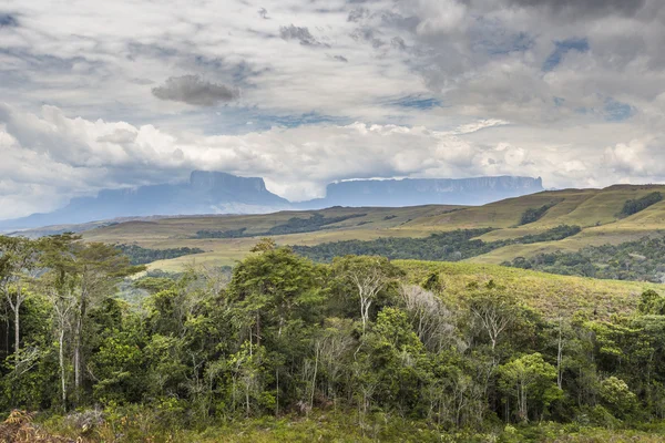 Fontaine de table Roraima avec nuages, Venezuela, Amérique latine . — Photo