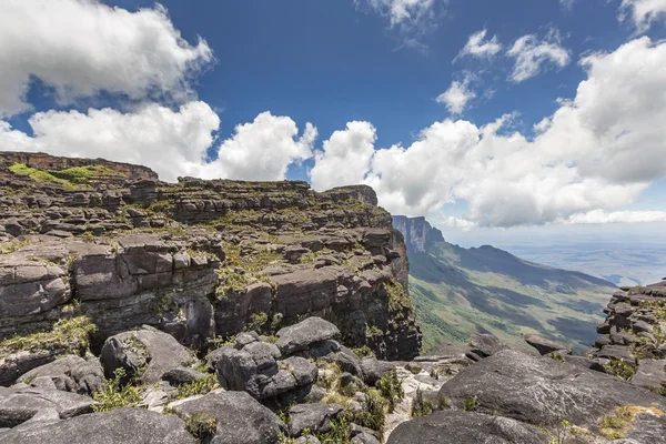 Trail down from the plateau Roraima passes under a falls - Venez — Stock Photo, Image