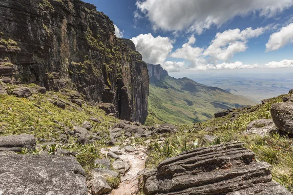 Sendero desde la meseta Roraima pasa bajo una cascada - Venez — Foto de Stock