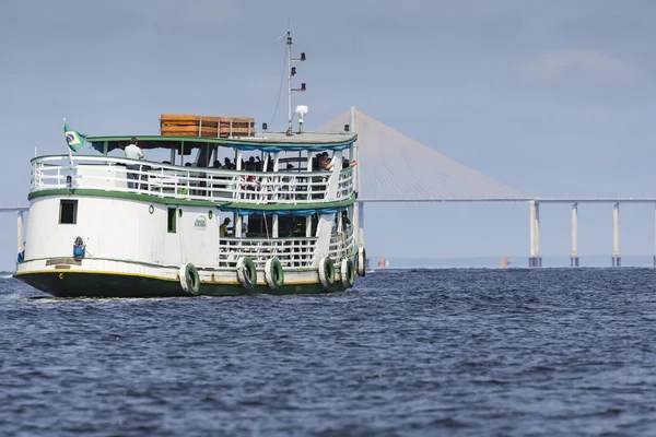MANAUS, BRASILE, 17 OTTOBRE: Tipiche barche in legno che navigano su Rio — Foto Stock