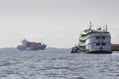 Manaus, Brezilya, 17 Ekim: Tipik ahşap beyaz Amazon tekne sai