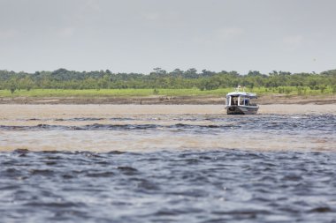 Manaus, Brezilya, 17 Ekim: Tipik ahşap beyaz Amazon tekne sai