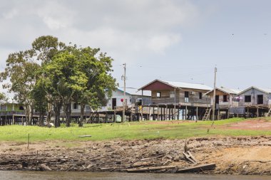 Manaus, Brezilya, 17 Ekim: Rio tipik ahşap ahşap evler 