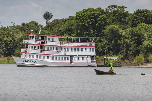Manaus, Brezilya, 17 Ekim: Tipik ahşap beyaz Amazon tekne sai