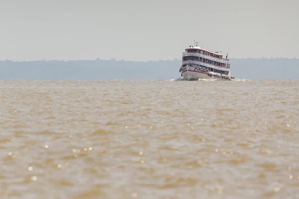 Manaus, Brazylia, 17 października: Typowe drewniane białe Amazon łódź sai — Zdjęcie stockowe