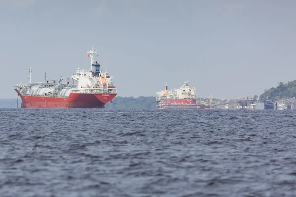 Manaus, Brazil - oktober 2013: Industriell fartyget i Manaus harbor — Stockfoto
