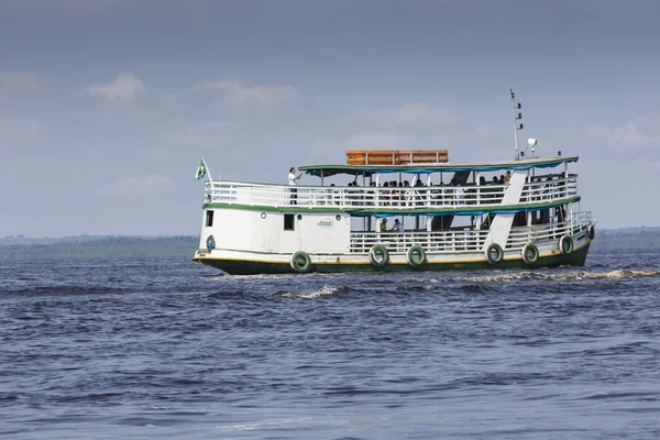 MANAUS, BRASIL, 17 DE OCTUBRE: Barcos típicos de madera navegando en Río —  Fotos de Stock