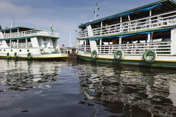 MANAUS, BRASIL, 17 DE OCTUBRE: Barcos típicos de madera navegando en Río —  Fotos de Stock