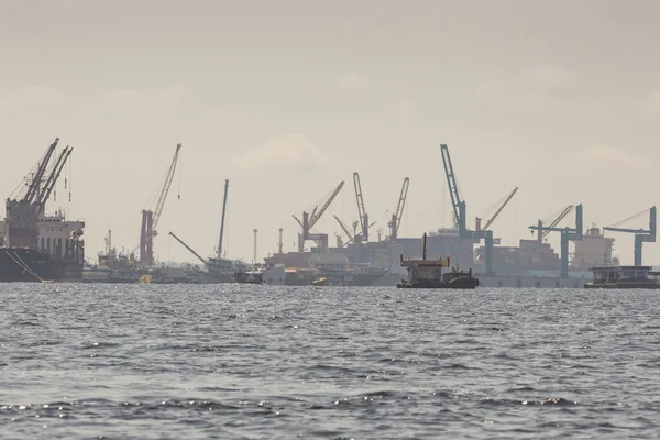 MANAUS, BRASIL - OCTUBRE 2013: Nave industrial en el puerto de Manaus — Foto de Stock
