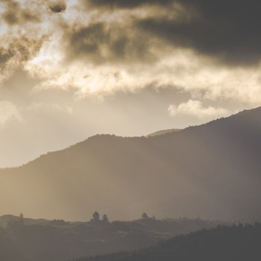 Dağda gün batımı. Motueka Yeni Zelanda