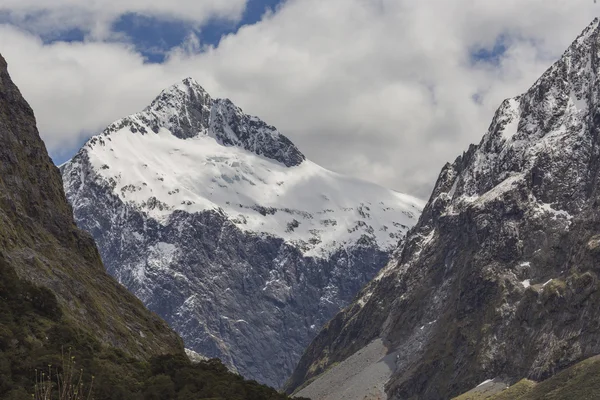 米尔福德峡湾路上新西兰雪山 — 图库照片