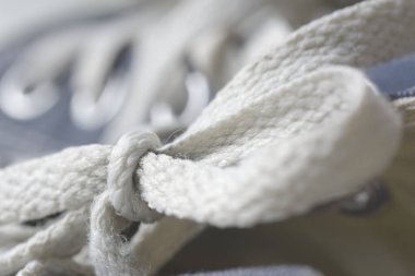 Yakın plan mavi spor ayakkabılar, doğal arka plan, yaşam tarzı konsepti.