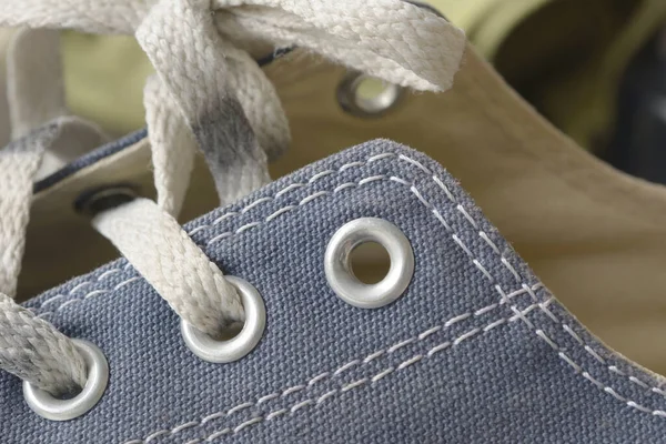 Sepatu Biru Closeup Dengan Latar Belakang Alam Konsep Gaya Hidup — Stok Foto