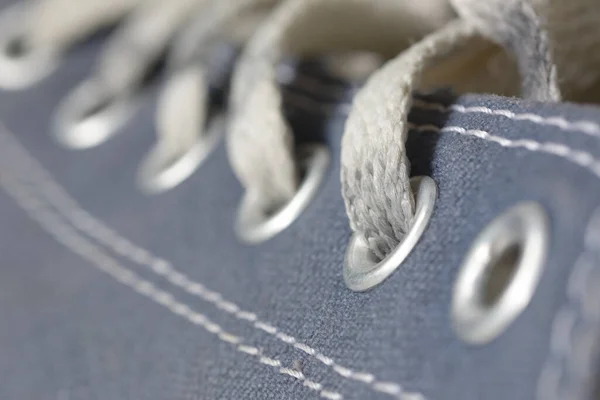 Sepatu Biru Closeup Dengan Latar Belakang Alam Konsep Gaya Hidup — Stok Foto