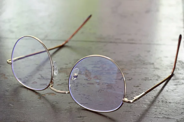 Gafas Graduadas Sobre Mesa Madera Marrón —  Fotos de Stock