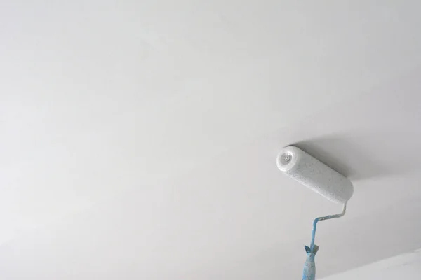 Farbroller Weißer Wand Mit Kopierraum — Stockfoto