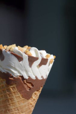 Kapalı alan vanilyalı dondurma külahı fotokopi alanı ile doğal arka planda izole edilmiş..