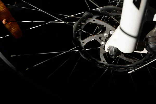 Крупный План Горного Велосипеда Естественном Темном Фоне — стоковое фото