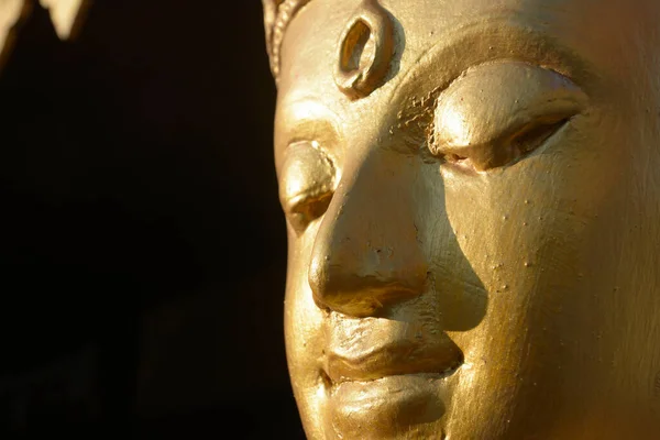 Golden Buddha Ansikte Isolerad Svart Bakgrund Begreppet Meditation — Stockfoto