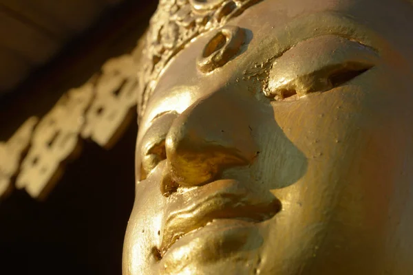 Buda Dourado Rosto Isolado Fundo Preto Conceito Meditação — Fotografia de Stock