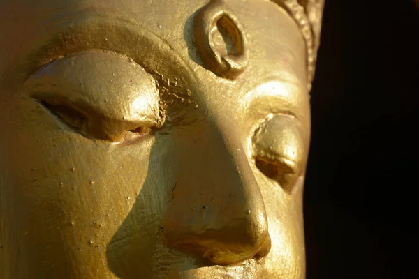Golden Buddha Ansikte Isolerad Svart Bakgrund Begreppet Meditation — Stockfoto