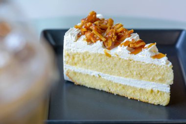 Bademli kekin doğal ışık arkaplanlı siyah bir tabakta yakın çekimi.