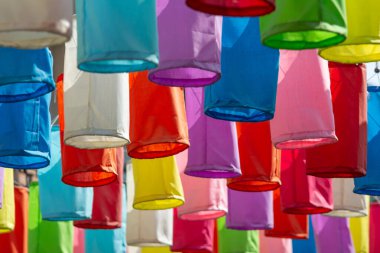 Renkli kumaş fenerler festival sezonu için kullanılır..