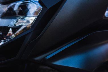Modern motosiklet parçalarının koyu renk arkaplanda yakın plan çekimleri.
